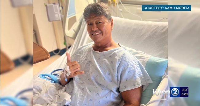 Mike Morita durante a recuperação no hospital. (Foto: Reprodução/YouTube/KHON2 News)