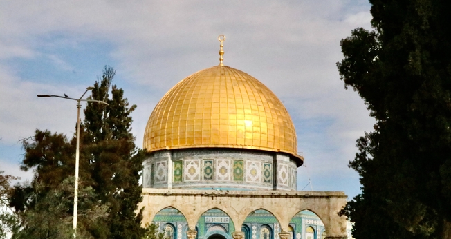 O Monte do Templo é governado por um status quo segundo o qual os muçulmanos podem orar, enquanto os não muçulmanos podem apenas visitar. (Foto: Unsplash/Jorge Fernández Salas)