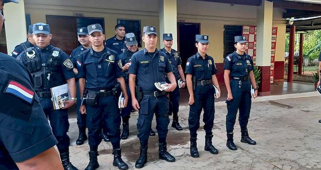 Policiais em uma delegacia no Paraguai. (Foto: Reprodução/RCC Noticias)