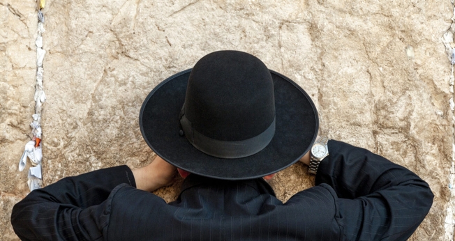 Judeu faz oração em frente ao Muro das Lamentações. (Foto: IMB)