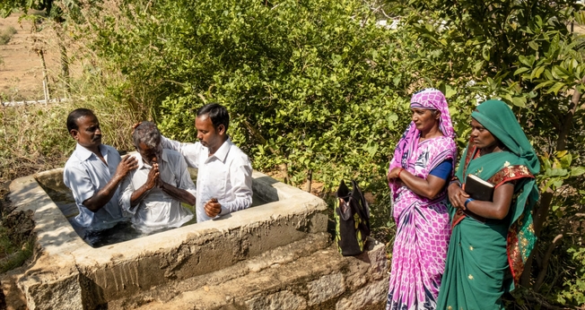 Pastores nacionais realizam um batismo em uma pequena igreja rural no sul da Ásia. (Foto ilustrativa: IMB)
