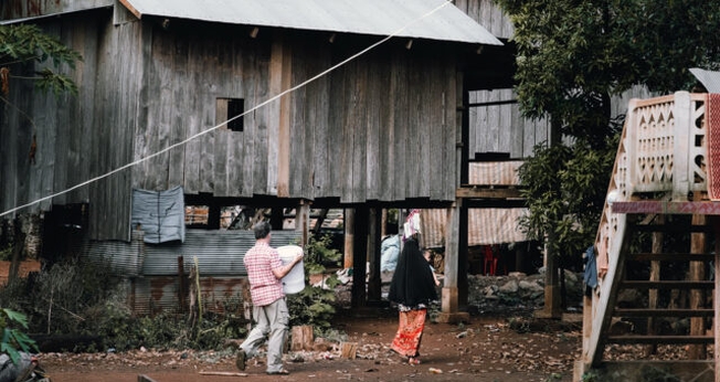 Vila rural remota raramente teve contato com cristãos até que um casal missionário chegou. (Foto: IMB)