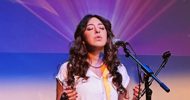 Tailah Scroggins ministrando louvor na igreja. (Foto: Reprodução/Instagram/Tailah Scroggins)