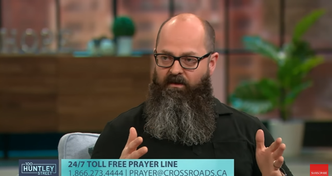 O livro “Cristianismo Puro e Simples” revelou a verdade sobre Jesus a Nathan Penny. (Foto: Reprodução/YouTube/100 Huntley).