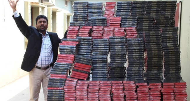 Plantadores de igrejas distribuem Bíblias para indianos. (Foto: New Life Orissa)