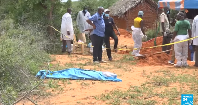 Corpos encontrados em floresta próxima à cidade costeira de Malindi. (Captura de tela/YouTube/France24)