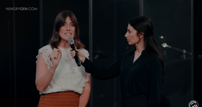 Depois de procurar no ocultismo, Kierra encontrou paz em Cristo. (Foto: Reprodução/YouTube/Hungry Generation).