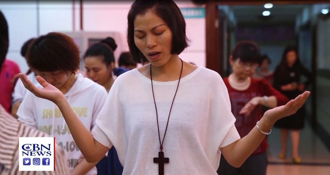 Pessoas são perseguidas por suas crenças e fé em Jesus. (Foto: Captura de tela/Vídeo CBN News)