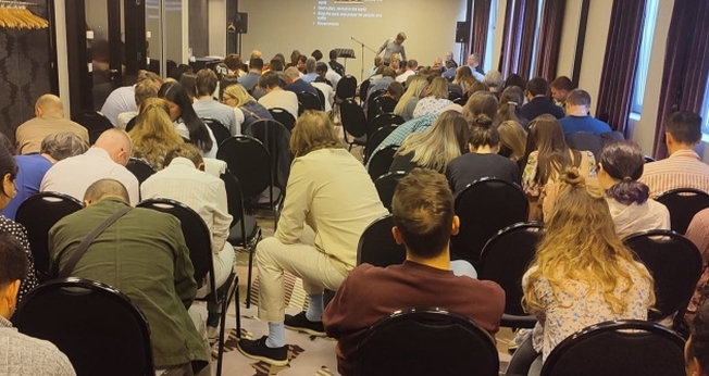 Membros da igreja ICF em Belgrado orando em pequenos grupos no domingo após o tiroteio na Sérvia, 7 de maio de 2023. (Foto: Reprodução/Evangelical Focus)