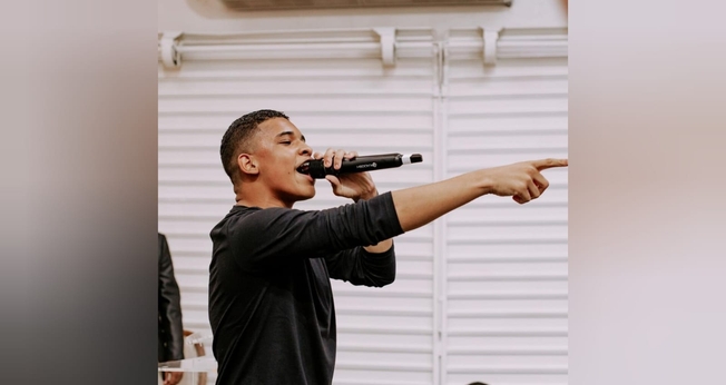 O jovem estava internado a mais de 40 dias no CTI, em coma induzido. (Foto: Instagram/Kaiky Mello).