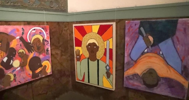 Exposição “Deus é trans: uma jornada espiritual queer”. (Foto: Reprodução/Twitter Oli London)