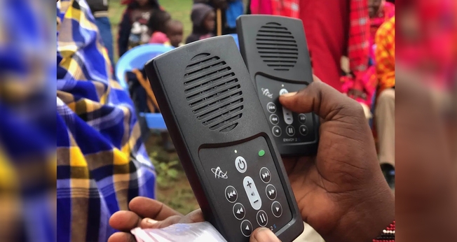 Bíblias em áudio distribuídas na região. (Foto: Reprodução/Facebook/Kenya Hope)