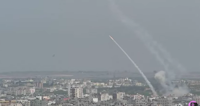 Foguetes riscam o céu em Gaza. (Captura de tela/YouTube/Bloomberg Television)