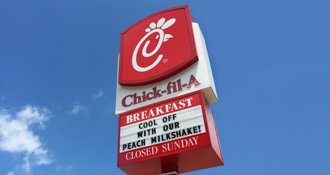 A Chick-fil-A é a maior rede de fast food especializada em sanduíches de frango. (Foto: Reprodução/Chick-Fil-A)