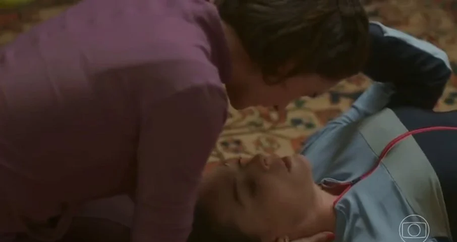 Personagens Clara e Helena formam casal lésbico na novela “Vai na Fé”. (Captura de tela/TV Globo)