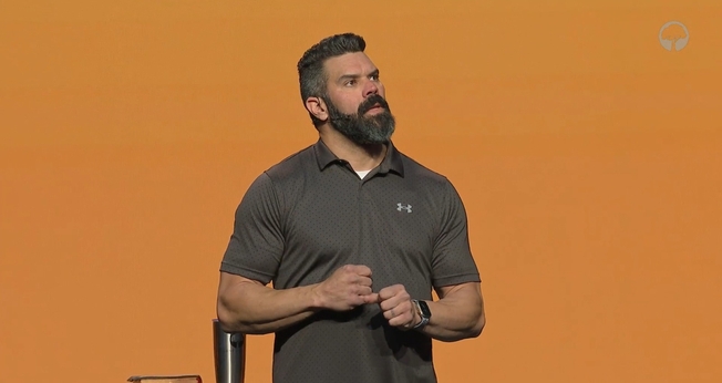 Pastor Robby Gallaty. (Foto: Captura de tela/Vídeo Faithwire)