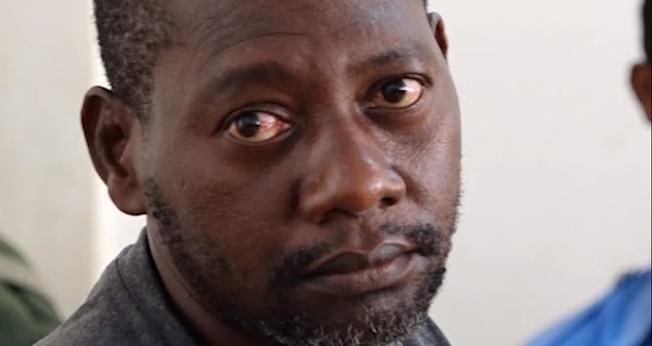 Paul Mackenzie, responsável pela seita no Quênia. (Foto: Reprodução/YouTube/O POVO Online)