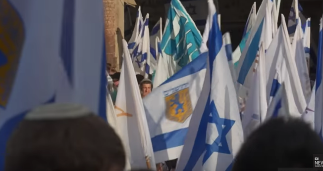 Bandeiras de Israel e do Instituto de Terceiro Templo nas celebrações do Dia de Jerusalém. (Captura de tela/YouTube/ABC News)