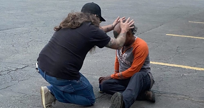 Morador em situação de rua recebe oração enquanto se entrega a Jesus. (Foto: Reprodução/Bethel Austin)