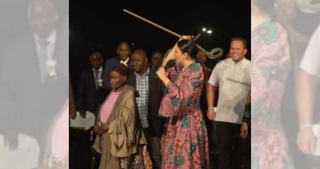 Momento em que a mulher africana recebe a cura. (Foto: Captura de tela/Instagran Evangelist Daniel Kolenda)