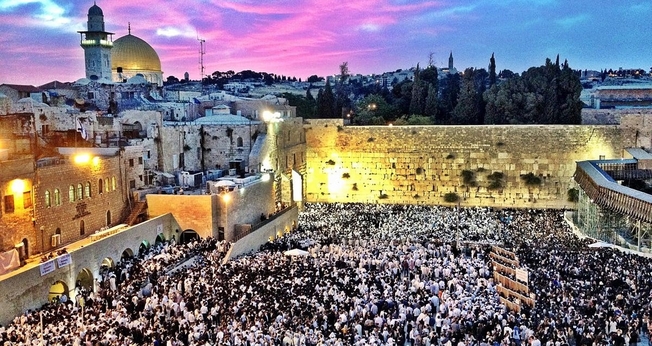 Tradicionalmente, o feriado de Shavuot é marcado por uma sessão de estudo de Torá durante toda a noite para celebrar o fato de que o recebemos neste dia. (Foto: Wikimedia/Creative Commons)