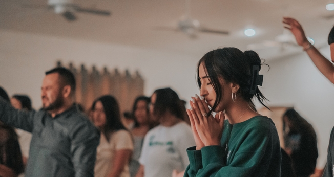 Jovens adorando. (Foto: Imagem ilustrativa/Unsplash/Ismael Paramo).