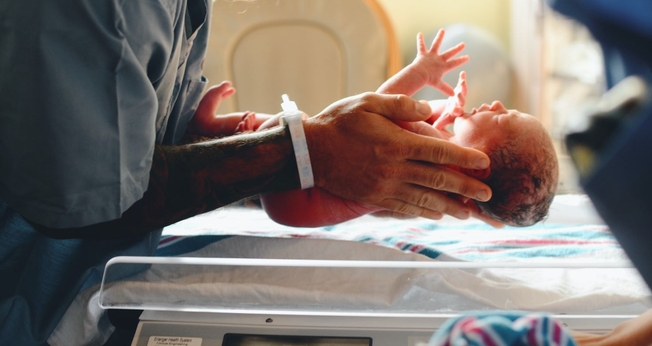 Evento discutiu questões sobre barriga de aluguel na Europa. (Foto: Unsplash/Christian Bowen)