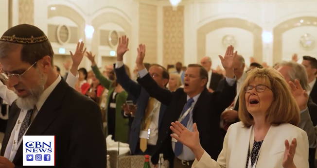 O 7º Café da Manhã de Oração aconteceu no parlamento israelense com líderes de 50 países. (Foto: Reprodução/CBN News).