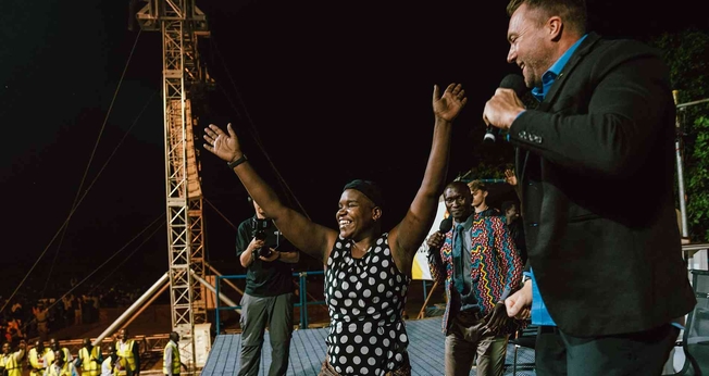 A mulher ouviu o anúncio da cruzada de Daniel Kolenda no rádio. (Foto: CfaN).