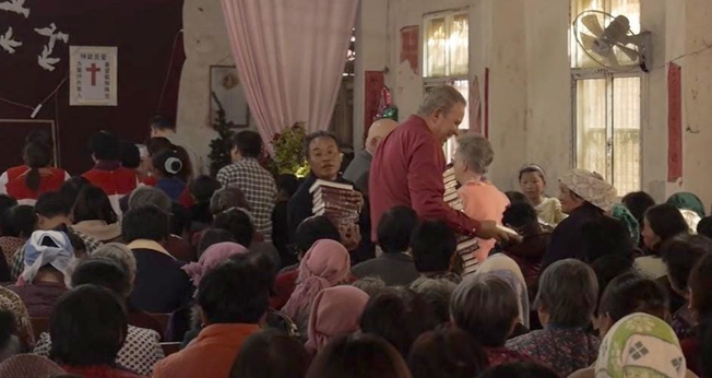 Distribuição de Bíblias na China. (Foto: Captura de tela/Vídeo Bibles for China)