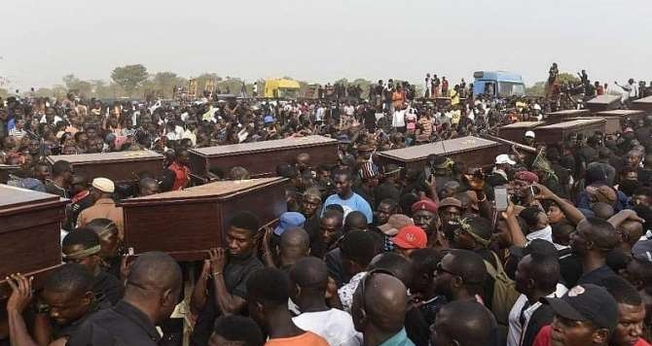 Cristãos participam de funerais em abril de 2019, na Nigéria. (Foto: Reprodução/Intersociety)