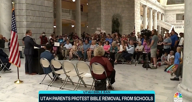 Pais defendem a permanência da Bíblia em bibliotecas de Utah. (Foto: Captura de tela/Vídeo NBC News) 