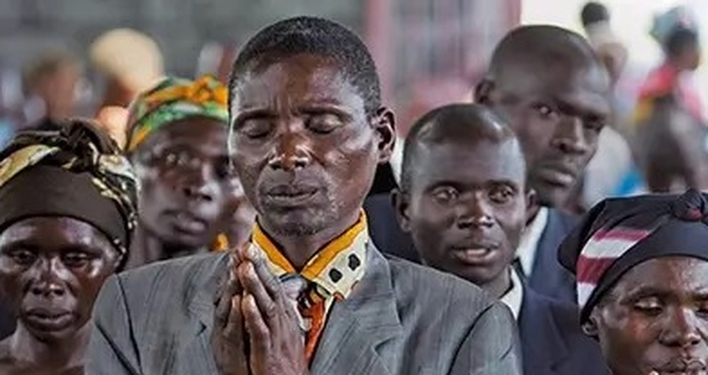 Haitianos oram fervorosamente pela nação. (Foto: Reprodução/Portas Abertas) 