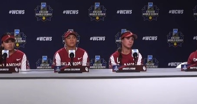 As jogadoras Grace Lyons, Jayda Coleman, Alyssa Brito e a treinadora Patty Gasso. (Foto: Reprodução/Twitter/Ross Lovelace)