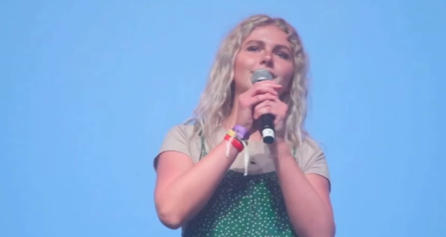 Cia Cloud entregou sua vida a Cristo em um café. (Foto: Reprodução/YouTube/Cia Cloud).