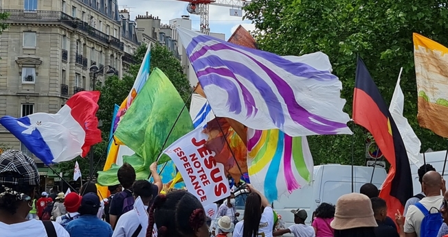 Milhares marcharam para Jesus em Paris. (Foto: Twitter/Marche Pour Jésus 34)