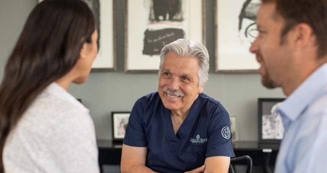 Dr. Contreras em atendimento. (Foto: Reprodução/Instagram/Oasis of Hope-Cancer Treatment)