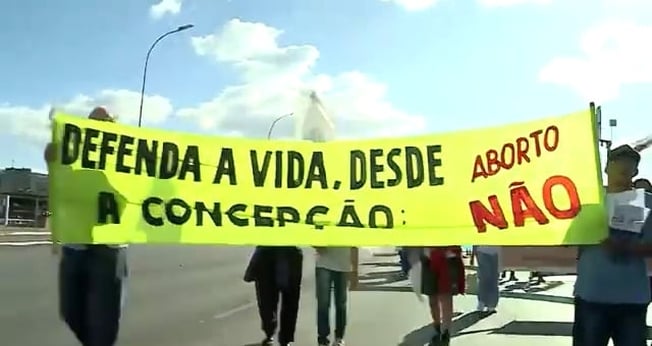 Pessoas levam faixas na 16ª Marcha Nacional da Cidadania pela Vida Contra o Aborto. (Captura de tela/YouTube/Canção Nova)