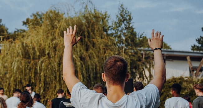 Jovem orando. (Foto: Imagem ilustrativa/Unsplash/S. H. Gue).