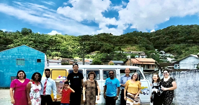 A “KombASA” entrega cestas básicas e roupas para comunidades vulneráveis em Blumenau. (Foto: Reprodução).