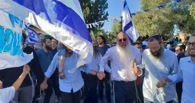 Manifestação pró-família em Mitzpe Ramon. (Foto: Reprodução/Israel National News)