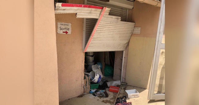 Entrada da igreja destruída. (Foto: Reprodução/Twitter/Romain Choisnet)