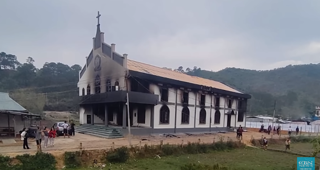 Igreja queimada em Manipur. (Foto: Reprodução/YouTube/CBN News).