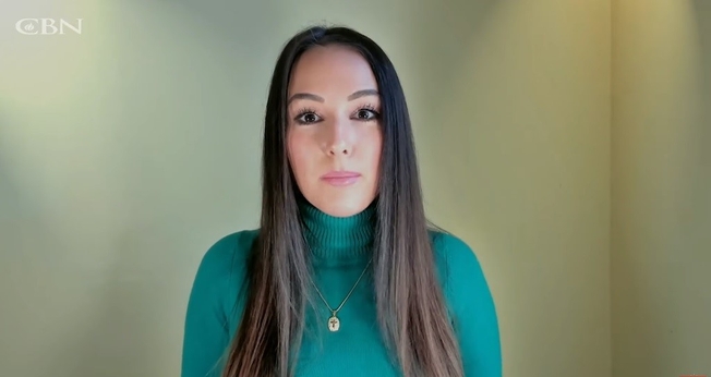 Anna Khait testemunha sobre seu relacionamento com Jesus. (Foto: Reprodução/YouTube/The 700 Club)