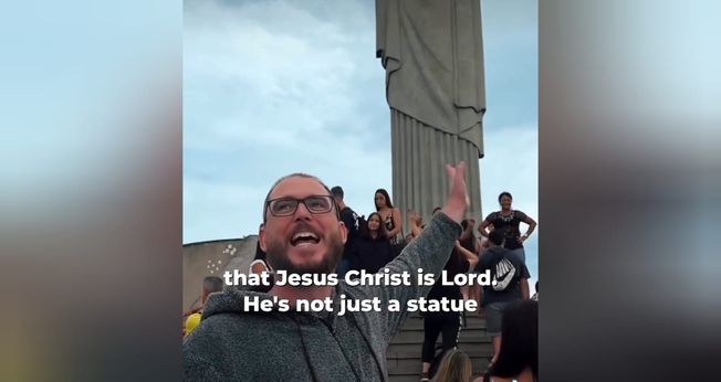 O pregador americano Phillip Blair pregou o Evangelho a turistas, no Rio de Janeiro. (Foto: Reprodução/Instagram/Torch of Christ Ministries).