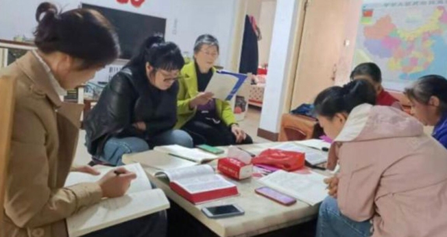 Chineses estudando a Bíblia. (Foto: Reprodução/Bible Society/USB-CP)