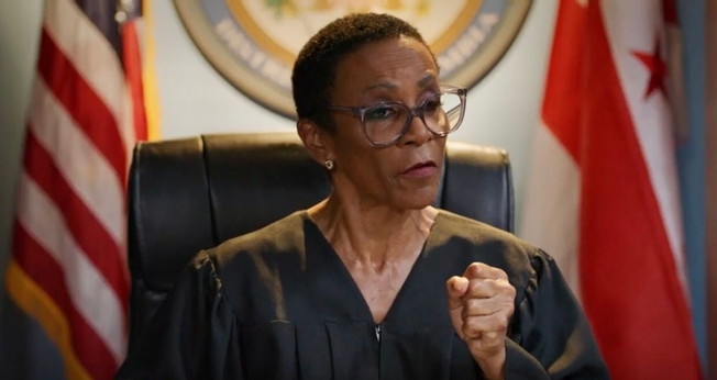 Karen Abercrombie no trailer de sua nova série cristã. (Foto: Reprodução/YouTube/Pure Flix).