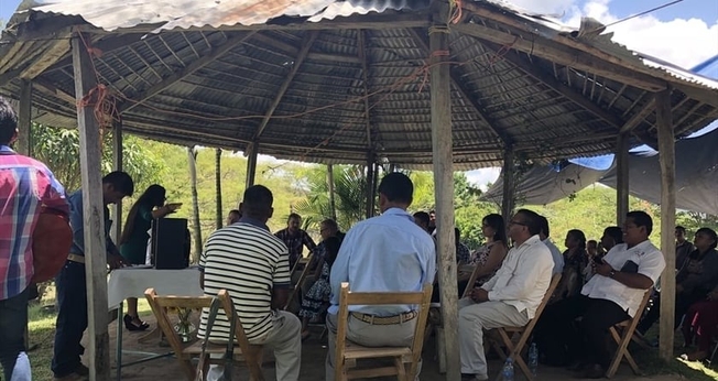 Cristãos expulsos de suas comunidades participam de cultos em tendas. (Foto representativa: Portas Abertas)