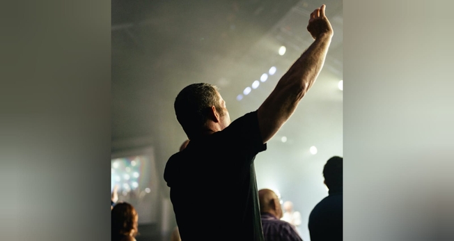 Homem em culto. (Foto: Imagem ilustrativa/Unsplash/Nathan Mullet). 