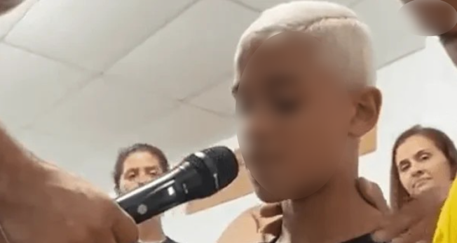 Thiago Menezes Flausino, de 13 anos, foi atingido por cinco tiros na Cidade de Deus. (Foto: Reprodução/Twitter/Favela Caiu no Face).